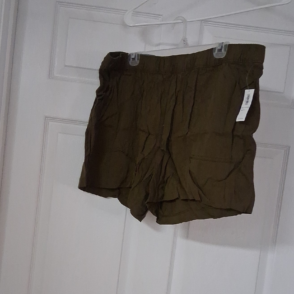 Old Navy Women's Cargo Shorts in Olive